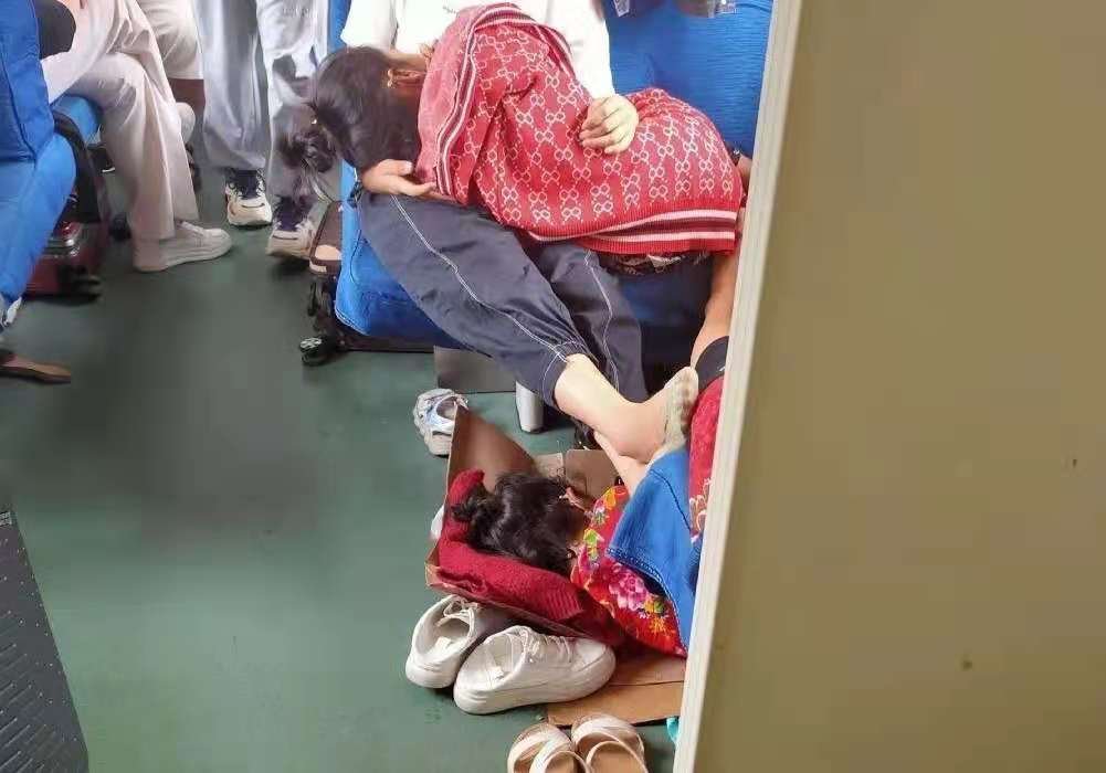 据报道,载735人列车被困郑州超40小时,目前的情况如何了?