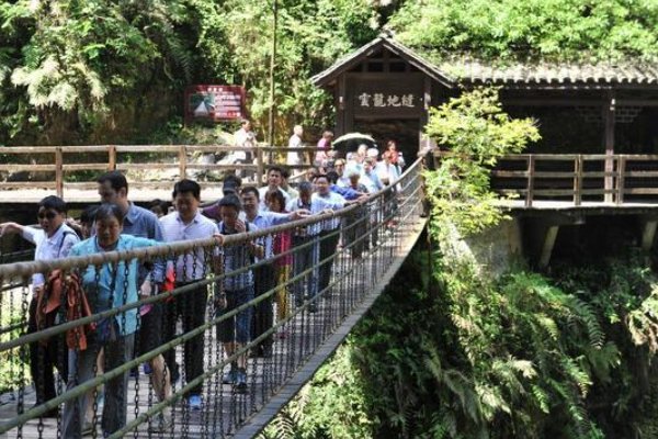 孟晚舟游张家界,到武陵源喝“拦门酒”,她在生活中有多亲和?