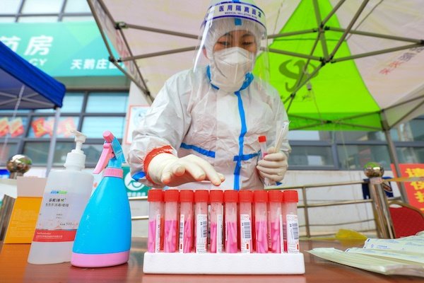 成都突降暴雨，市民深夜顶高温冒雨核酸检测，当地人的防控意识有多强？