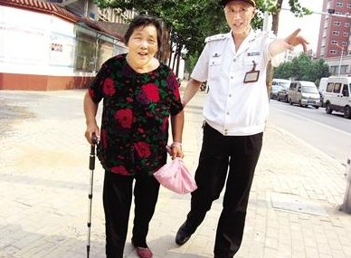 老奶奶坐公交车为何会对着司机的头扫码?