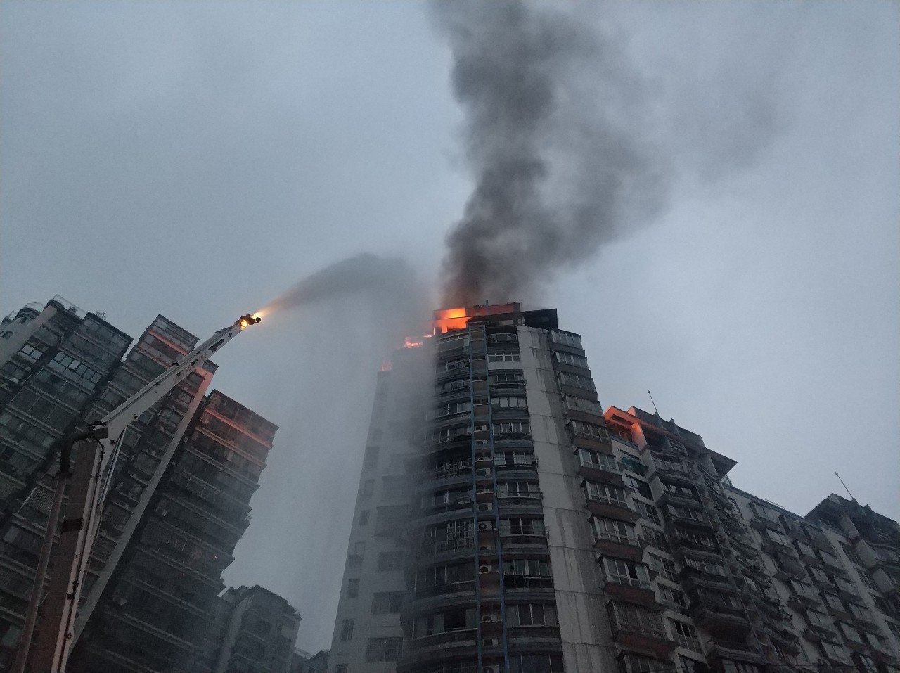 浙江一灵堂深夜起火致儿子儿媳死亡,引发着火的原因是什么?