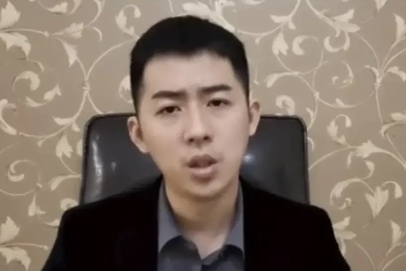 男子被空姐骗婚200万后称：后悔没珍惜前妻，他说这话要脸吗？