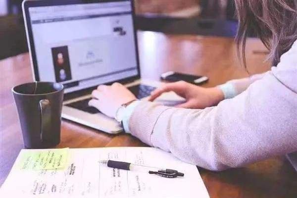 深大讲师因交不起网费向校方求助,他究竟是在炒作还是生活却有困难?