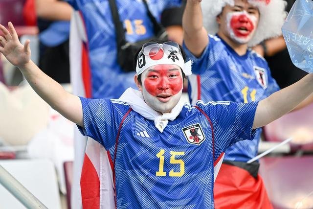 日本球迷现场举牌：亲爱的老板，谢谢你给我放了两周假，你羡慕了吗？
