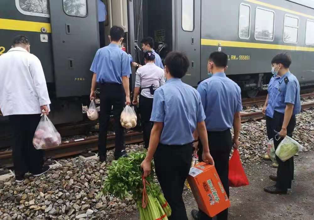据报道,载735人列车被困郑州超40小时,目前的情况如何了?