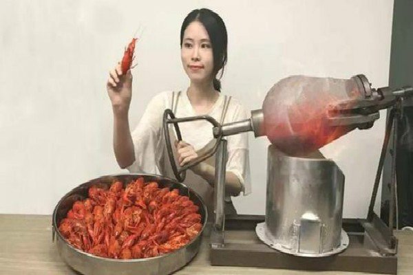办公室小野方支付因模仿视频出事故家庭救助金，救助金和赔偿金有何区别？