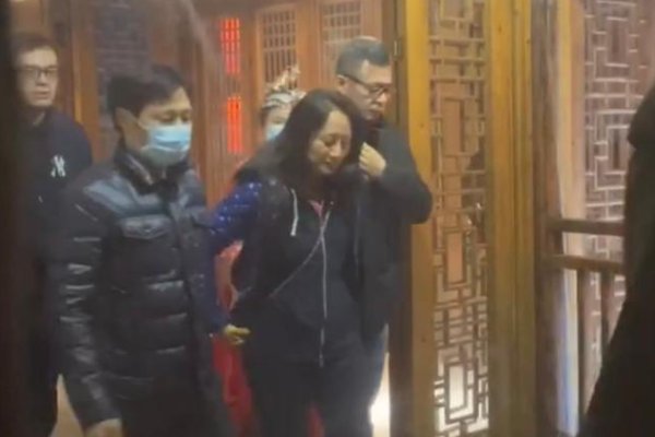 孟晚舟游张家界,到武陵源喝“拦门酒”,她在生活中有多亲和?
