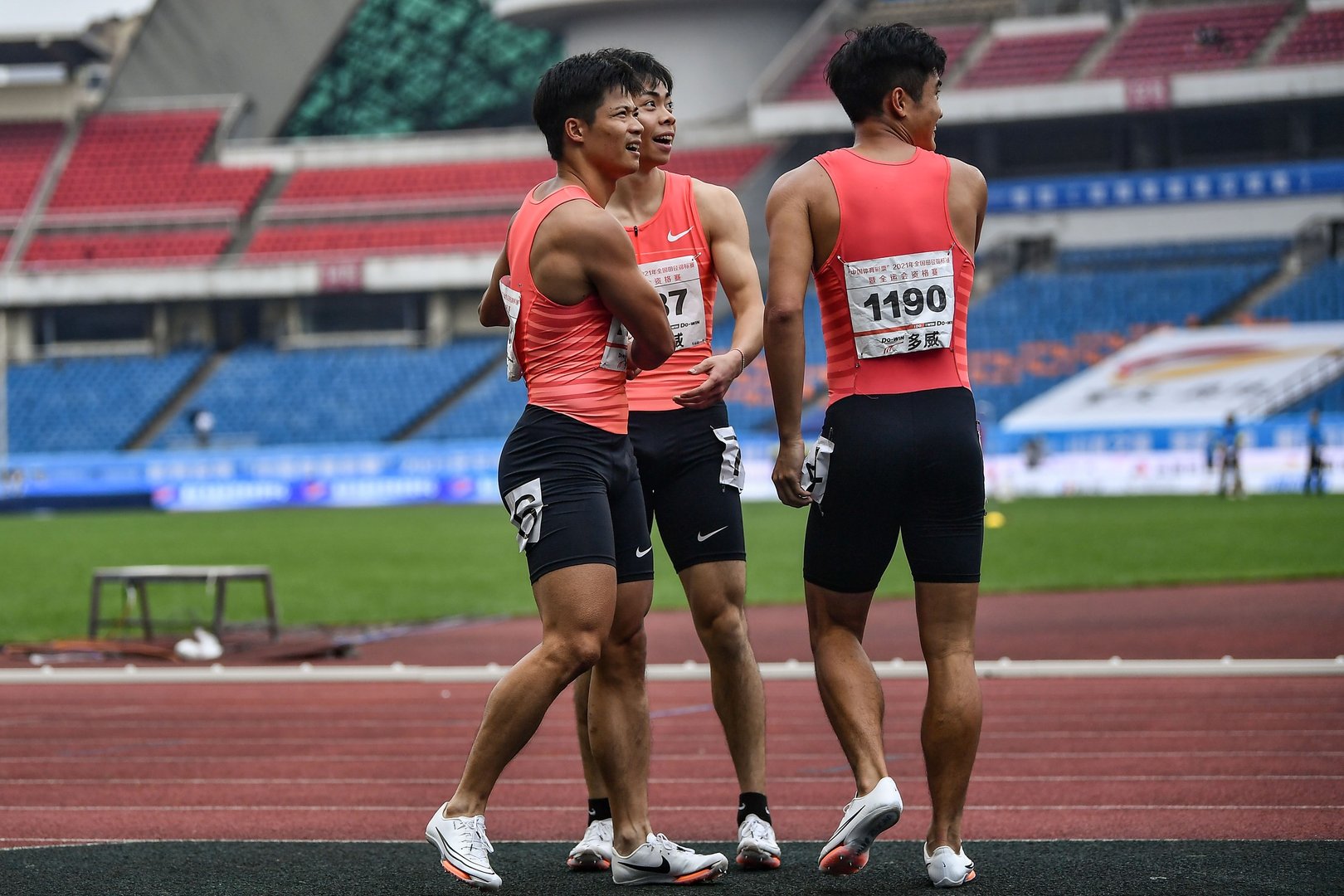 陈冠锋夺男子百米冠军,苏炳添赛季首败,赛场上有哪些精彩瞬间?