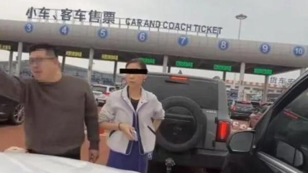 一拳砸掉编制!大奔插队车主被拘留十天,恐被河北农大开除教师编制