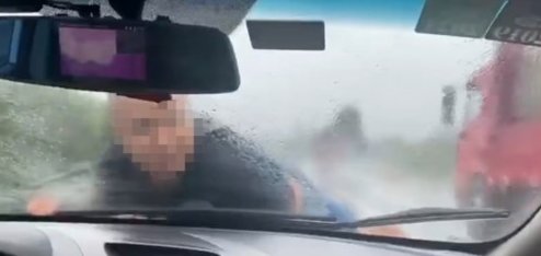 男子被顶引擎盖雨中疾驰30公里,该名男子为何这么做?