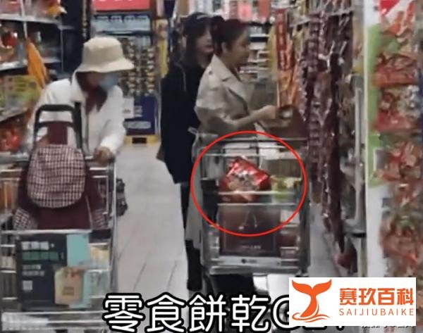 林心如穿露脐装逛超市！扛几大包零食上车，外套敞开炫出一截腹肌