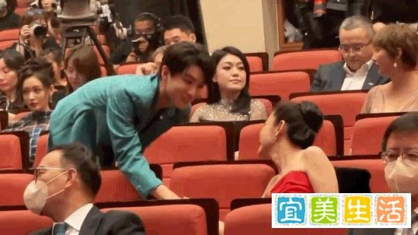 王俊凯李冰冰在电影之夜握手互动，他九十度鞠躬，网友：好有礼貌