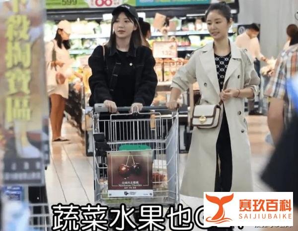 林心如穿露脐装逛超市！扛几大包零食上车，外套敞开炫出一截腹肌