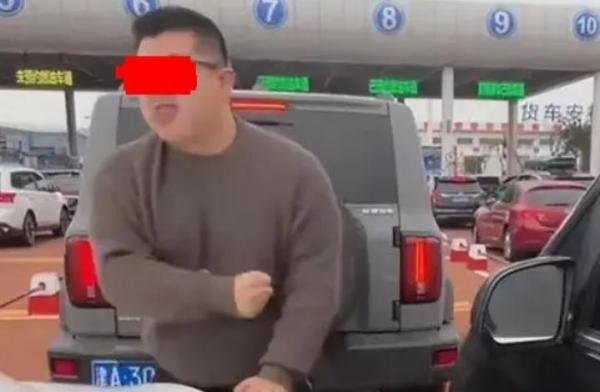 一拳砸掉编制!大奔插队车主被拘留十天,恐被河北农大开除教师编制