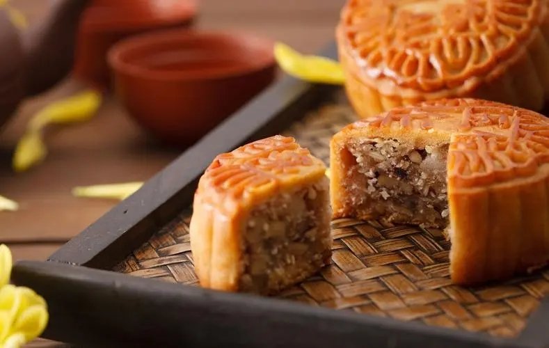 南方妻子切蛋糕式吃月饼惊呆丈夫，南方人和北方人吃月饼有何区别？
