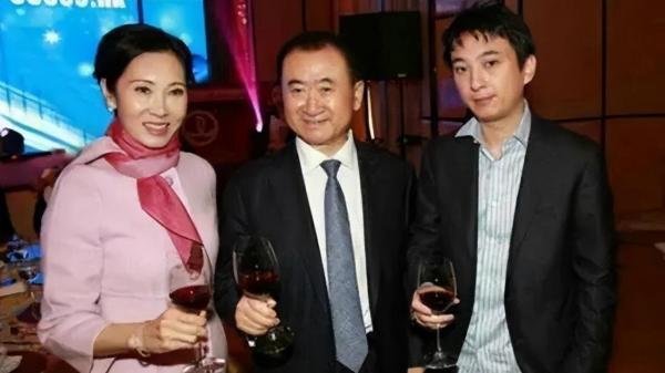 王思聪一家三口同框！60岁妈妈和王健林像两代人，和儿子像姐弟