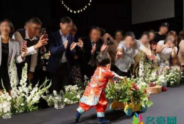 秋瓷炫儿子首公开 大海推着花车行走非常呆萌