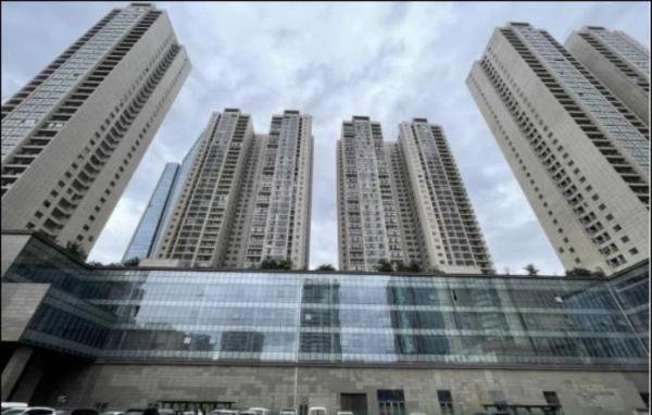 21亿元，烂尾9年，昔日昆明第一高楼被迫“卖身”