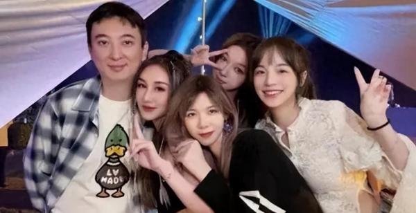 王思聪一家三口同框！60岁妈妈和王健林像两代人，和儿子像姐弟