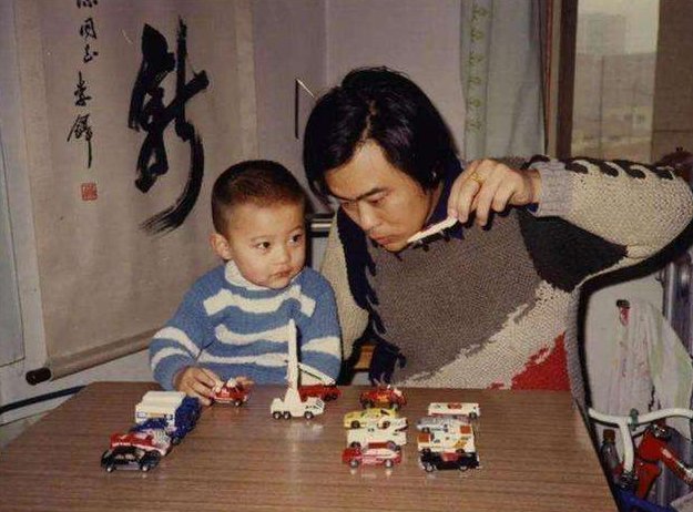 为什么郑渊洁不让儿子上学,要坚持在家自己教?他的儿子被他教育的怎么样?