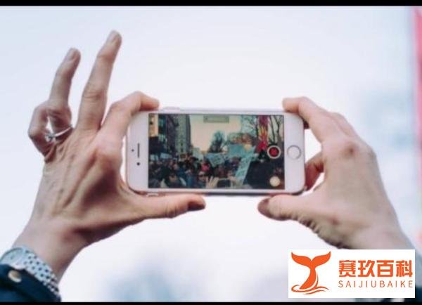 城管和摊贩发生冲突被上千人围堵！局长出面喊话得以脱困
