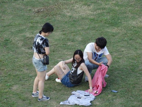 如何处理班上男生总喜欢和女生一起玩?