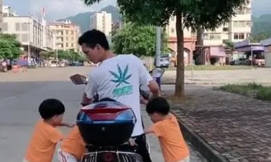 爸爸拿喇叭追三胞胎回家吃饭，像赶鸭子一样，这样的生活你羡慕吗？