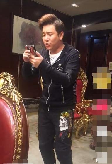 星光大道冠军无人识？饭局上卖力献唱却被嘲落魄，身材发福像大叔