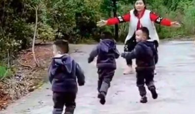 爸爸拿喇叭追三胞胎回家吃饭，像赶鸭子一样，这样的生活你羡慕吗？