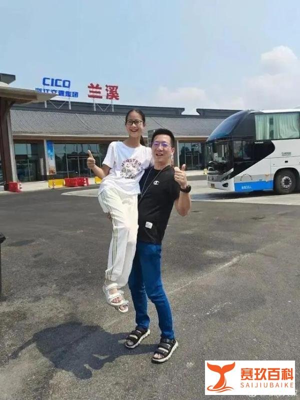 十年,同一个地方——父女合影背后的时光故事