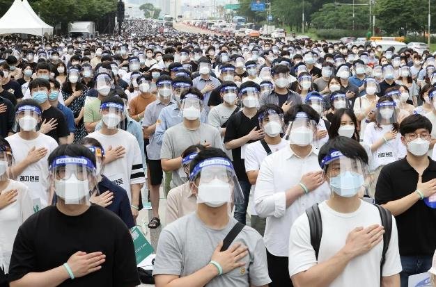 据统计韩国五分之一人口感染新冠,国民为何反而不害怕了?
