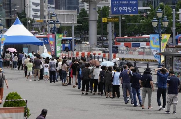 据统计韩国五分之一人口感染新冠,国民为何反而不害怕了?