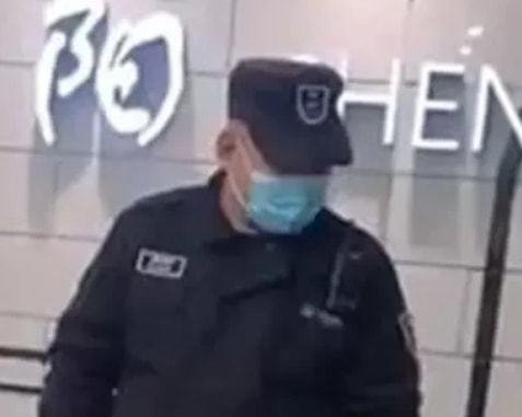沈阳顾客购买30万商品，所赠纸盒被保安索回，保安为什么会索回？