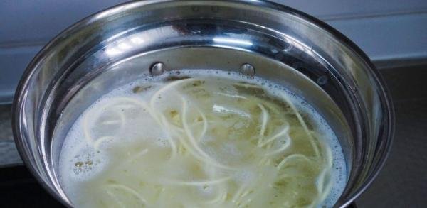 忍不住流口水的榨菜鸡丝面