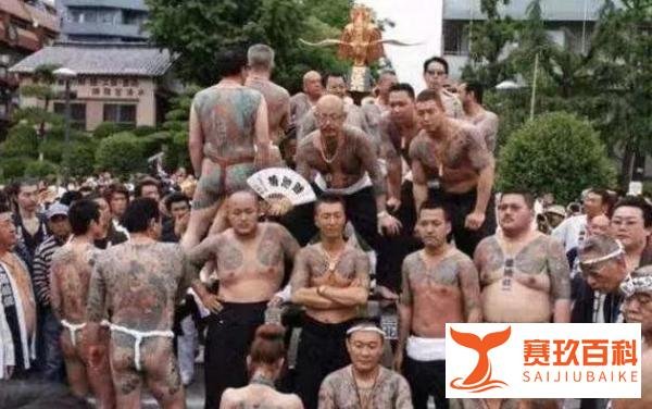 连开10枪!黑帮头目惨死街头!日本老龄化黑帮火拼依旧嗨!