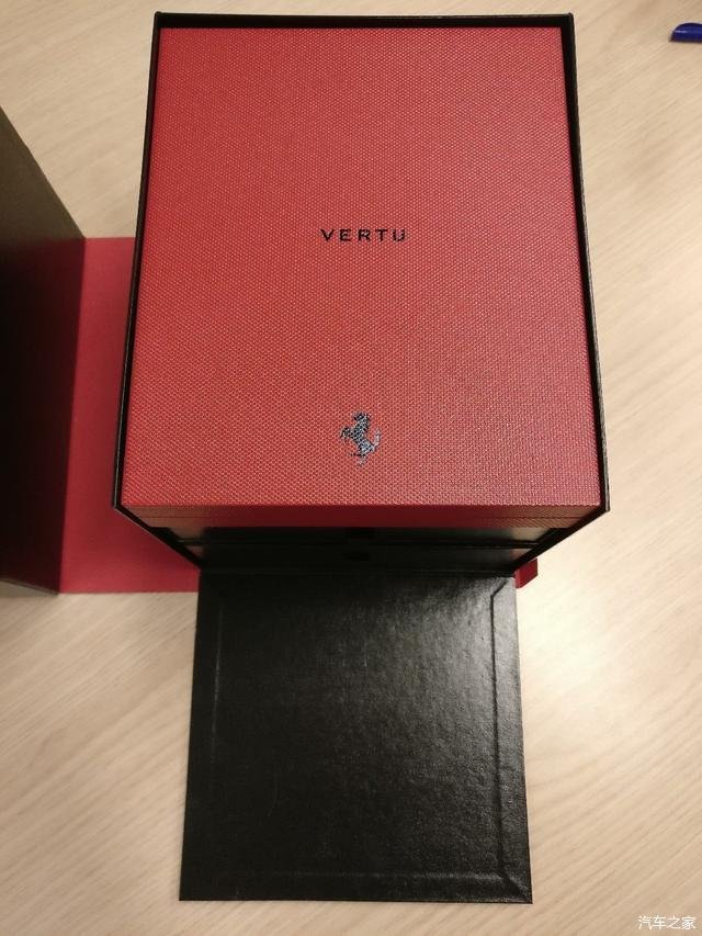 Vertu法拉利联名限量手机,二手标价1.5万美元,价格涨了3倍