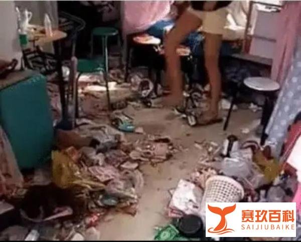 20岁女子被骗入传销,与多名男子同居,被解救时扶着门出来