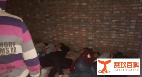 20岁女子被骗入传销,与多名男子同居,被解救时扶着门出来
