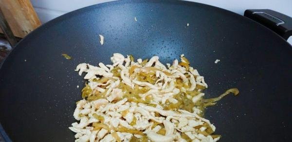 忍不住流口水的榨菜鸡丝面