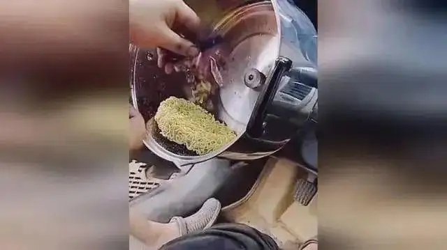 一男子把煮面锅改装成方向盘,边开车边煮泡面,你还见过哪些奇葩操作?