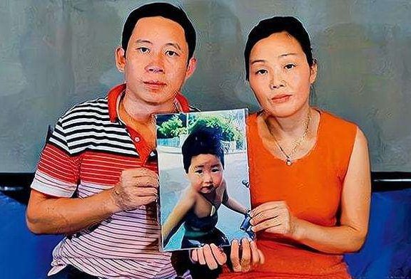 手里被塞满大红包,孙卓向亲人鞠躬告别返回山东,他当时的心情是怎样的?