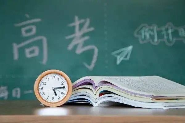 男生高考查分朋友连喊了18个好，高考制度有何利弊？