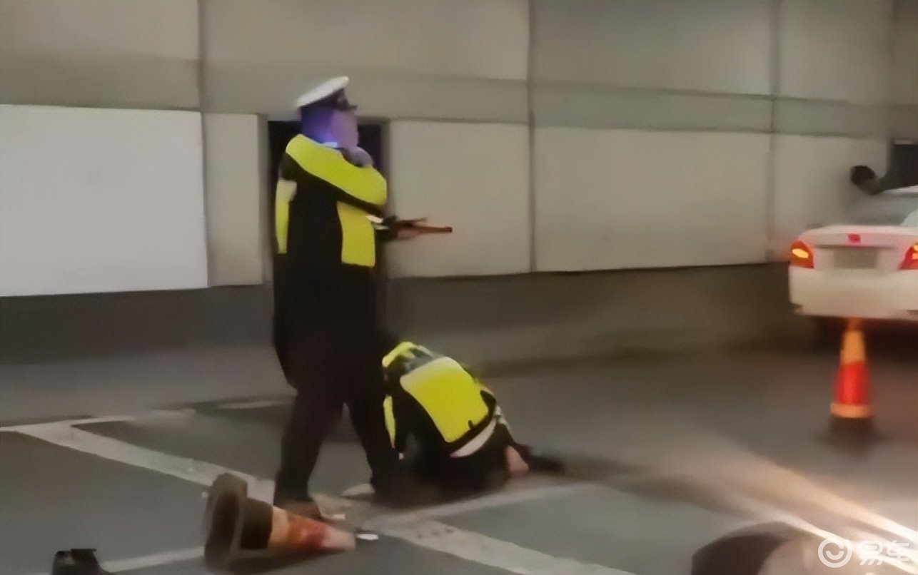 解析南京隧道查酒驾、多名交警被撞飞事件:有人恶意引导舆论