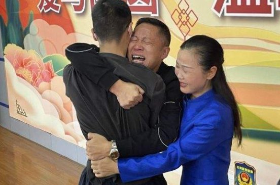 手里被塞满大红包,孙卓向亲人鞠躬告别返回山东,他当时的心情是怎样的?