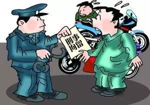 浙江绍兴一女子顺走白酒被拘,此女子的行为违反了我国什么法律?