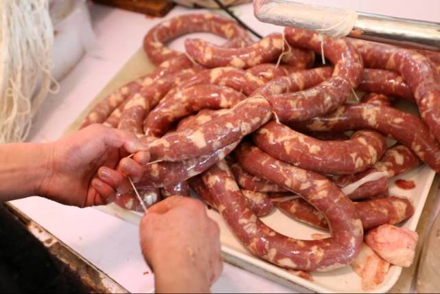 猪肉跌至十元一斤,商贩1天灌2000多斤香肠,夏天灌的肠口感如何?