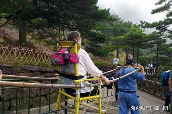 江西女子雇两名轿夫抬哈士奇,这是对轿夫的不尊重吗?
