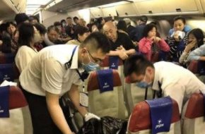航班上旅客突发疾病,巧遇华西“豪华专家团”,旅客最后是如何得救的?