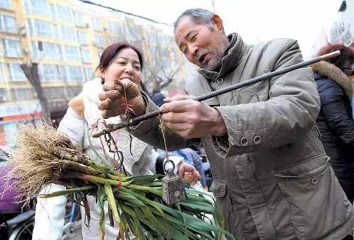 成都一女子把橘子包圆,发现卖橘大爷住洋楼,是否应该继续保持怜悯之心?