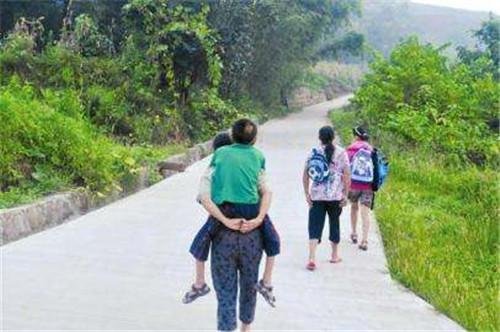 还记得16年前那位倒立行走8里路求学的少年吗?如今怎样了?